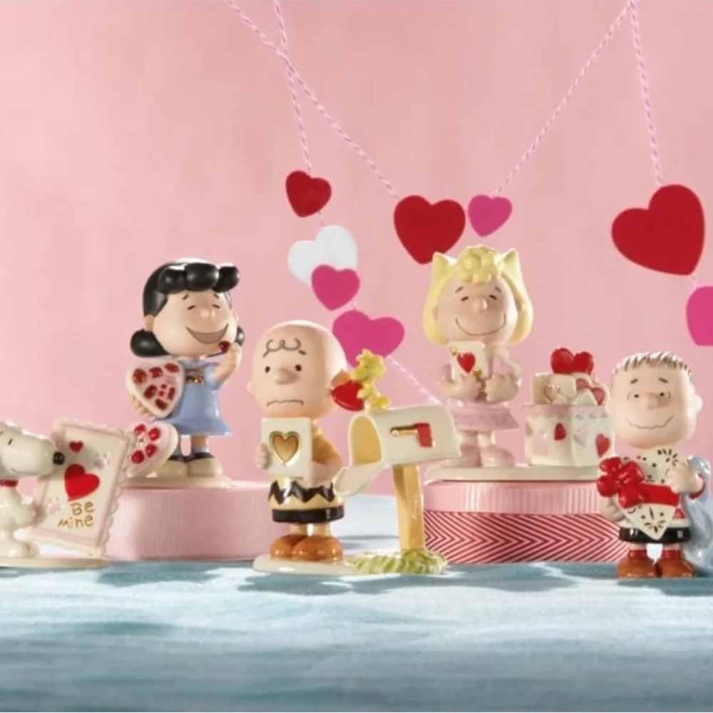 PEANUTS® Snoopy Charlie Brown and the gang 5-piece Valentine's Day Figurine NIP